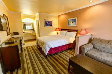هتل Inn By The Coliseum