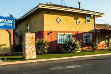 هتل Inn By The Coliseum