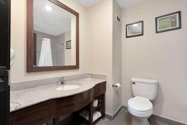 هتل Comfort Suites University