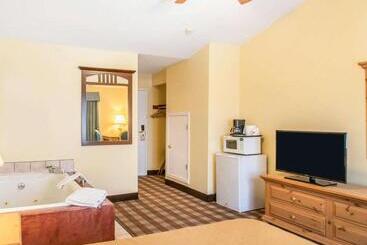 酒店 Econo Lodge Inn & Suites