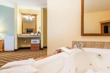 هتل Econo Lodge Inn & Suites