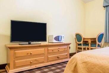酒店 Econo Lodge Inn & Suites