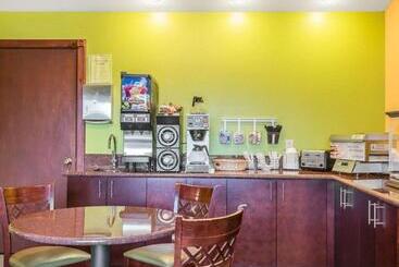 酒店 Econo Lodge Inn & Suites