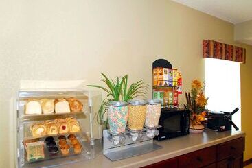 בית מלון כפרי Econo Lodge Inn & Suites