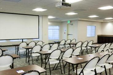 هتل Holiday Inn Express & Suites Cheney, An Ihg
