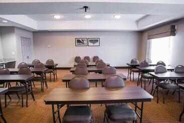 هتل Restwell Inn & Suites I45 North