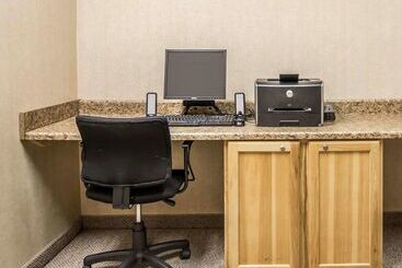 هتل Rodeway Inn & Suites
