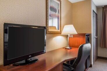 هتل Rodeway Inn & Suites