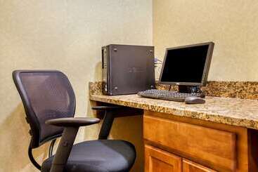 هتل Suburban Studios Cedar Falls