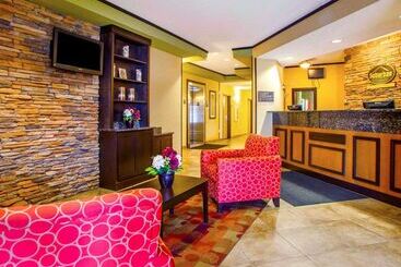 هتل Suburban Studios Cedar Falls