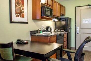 هتل Suburban Studios Cedar Falls