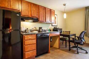 هتل Suburban Studios Cedar Falls