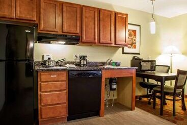 هتل Suburban Studios Cedar Falls