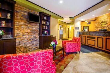 هتل Suburban Studios Cedar Falls