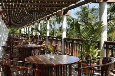 هتل Gokulam Grand Turtle On The Beach