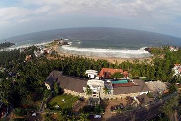 هتل Gokulam Grand Turtle On The Beach