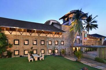 هتل Gokulam Grand Turtle On The Beach