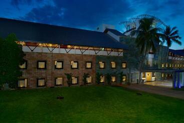 هتل Gokulam Grand Turtle On The Beach