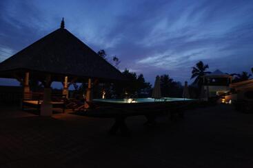 هتل Gokulam Grand Turtle On The Beach