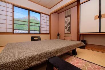 Yufuin Onsen Wafu Ryokan Tsuenosho