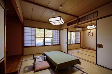 Yufuin Onsen Wafu Ryokan Tsuenosho
