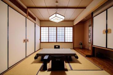 Yufuin Onsen Wafu Ryokan Tsuenosho