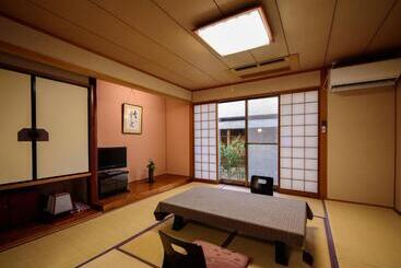 Yufuin Onsen Wafu Ryokan Tsuenosho