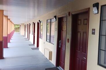 هتل Red Roof Inn & Suites Jackson   Richland