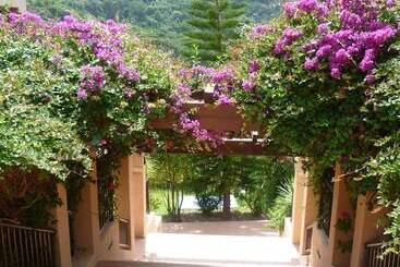 هتل Hôtel Cala Di Sole