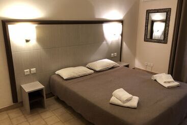 هتل Hôtel Cala Di Sole