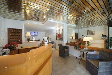 هتل Hôtel Cala Di Sole