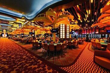 هتل Resorts World Sentosa  Equarius