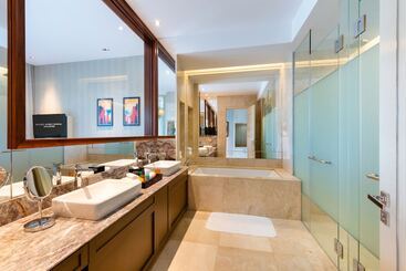 هتل Resorts World Sentosa  Equarius