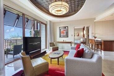 هتل Resorts World Sentosa  Equarius