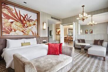 هتل Resorts World Sentosa  Equarius