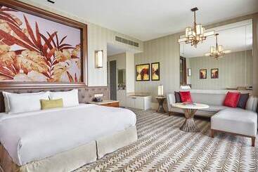 هتل Resorts World Sentosa  Equarius