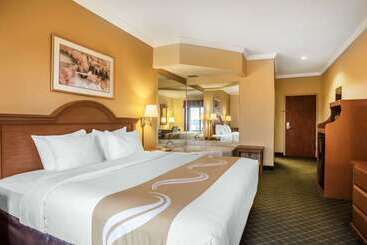 هتل Tahlequah Inn