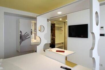 هتل Room Mate Pau