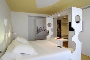 هتل Room Mate Pau