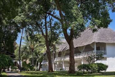 استراحتگاه Sandies Tropical Village