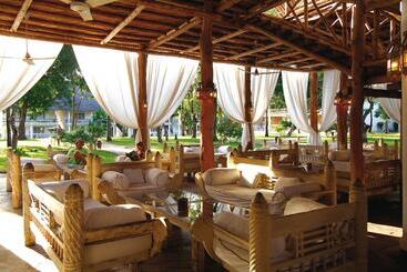 استراحتگاه Sandies Tropical Village