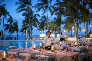 استراحتگاه Sandies Tropical Village