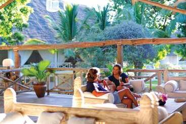استراحتگاه Sandies Tropical Village