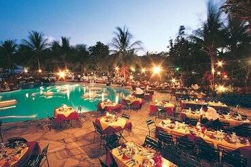 استراحتگاه Sandies Tropical Village