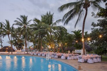 استراحتگاه Sandies Tropical Village