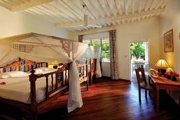 استراحتگاه Sandies Tropical Village