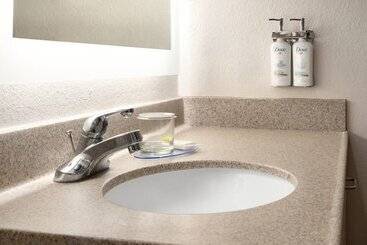 هتل Candlewood Suites Watertown Fort Drum, An Ihg