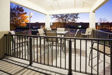 هتل Candlewood Suites Milwaukee Brown Deer By Ihg
