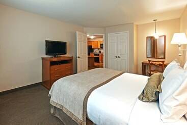 هتل Candlewood Suites Pearland, An Ihg