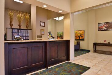 هتل Candlewood Suites Terre Haute, An Ihg